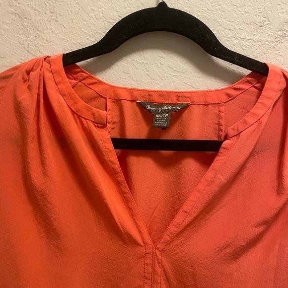 Tommy Bahama 100% Silk Coral Short Sleeve Blouse - Picture 2 of 7